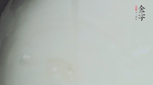 將浸泡了30分鐘的米放入電飯煲中，在水中加入半勺油。
