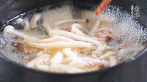 依次放火腿、豆腐，加水大火燒開，小火燉煮20分鐘，出鍋前撒上蔥花即可。