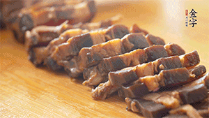 金字醬肉切片。