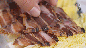 依次擺放娃娃菜和醬肉。