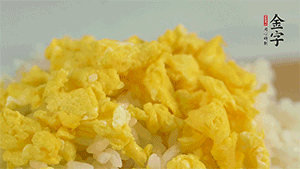 將雞蛋碎、西蘭花碎和放涼的米飯混合，用少許鹽、橄欖油調(diào)味。
