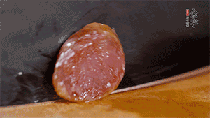 金字火腿肉香腸上鍋蒸15分鐘，切片備用。