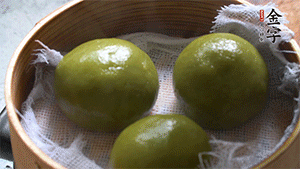 青團(tuán)上沸水鍋中蒸10分鐘即可。