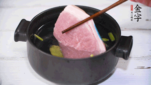 整塊豬肉，加蔥、姜片、料酒焯水。