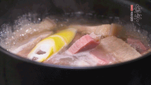 火肉、豬肉加料酒、清水大火煮開(kāi)后，加入春筍小火慢燉40分鐘，出鍋前撒蔥花即可。