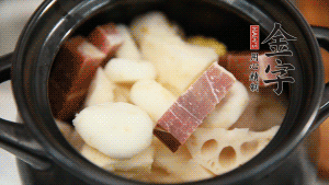 加水沒過食材，加料酒大火煮沸后，再小火燉煮1小時(shí)。（如果沒有砂鍋小火燉煮，用電飯煲的煮湯功能、高壓鍋也是可以的。）