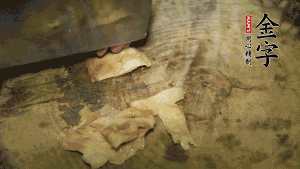 加適量溫水淹沒食材，大火燉至水沸后再小火慢燉1小時，出鍋前10分鐘加枸杞。（焯過水后的豬蹄不應再用涼水，用溫水燉煮更容易軟爛。也可以用高壓鍋或者有煲湯功能的電飯煲，省時又便于入味。）