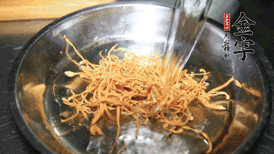 蟲草花用涼水浸泡10分鐘，干香菇溫水泡發(fā)至軟去蒂備用。蓮子、紅棗也可一同清洗干凈。