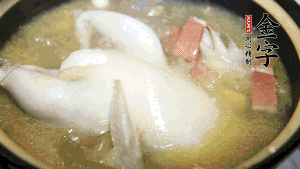 煮沸時(shí)加入蟲草花、香菇、紅棗，以料酒調(diào)味繼續(xù)小火燉煮1小時(shí)左右。