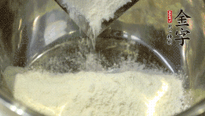 【油皮】1．將油皮材料放入料盆中，緩緩加100ml水，攪拌成雪花片狀。在案板上反復(fù)揉搓成有一定筋度的光潔面團(tuán)，搓成12個(gè)團(tuán)子。