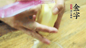 將食材洗凈，茄子、土豆切滾刀塊。