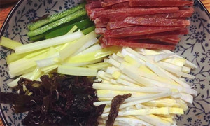 黑木耳泡發(fā)，黑木耳、韭黃、雷筍、青椒切成絲。