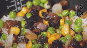 出鍋前加蠔油、生抽調(diào)味，撒點(diǎn)熟白芝麻即可。
