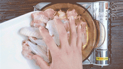 加料酒、蔥姜焯水2分鐘，清洗備用。