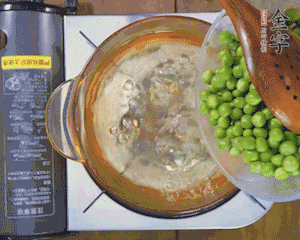 豌豆粒焯水30秒，過涼水。