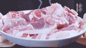 新鮮羊肉冷水入鍋，加姜片、清水焯水，除去血沫。