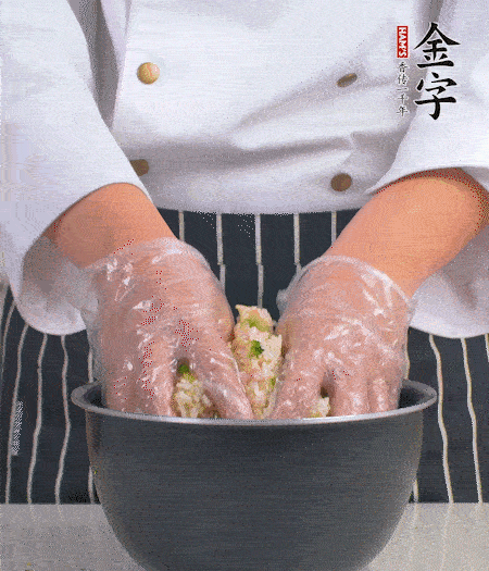米飯中放西蘭花碎、咸肉丁，加少許黑胡椒、十來滴橄欖油拌勻。
