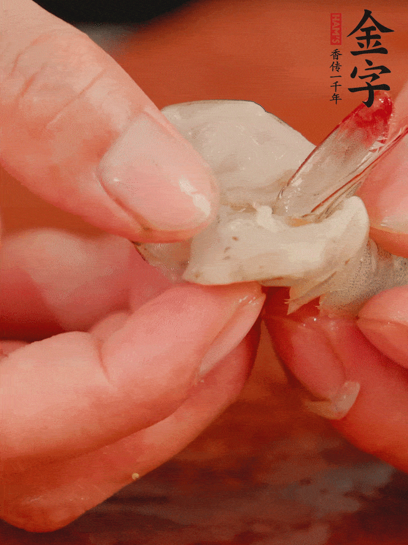 鮮蝦去掉蝦線，翻轉(zhuǎn)蝦尾做個(gè)好看的照型。