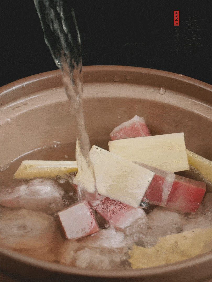 雞塊、火腿、姜片加適量料酒、清水燉80分鐘。