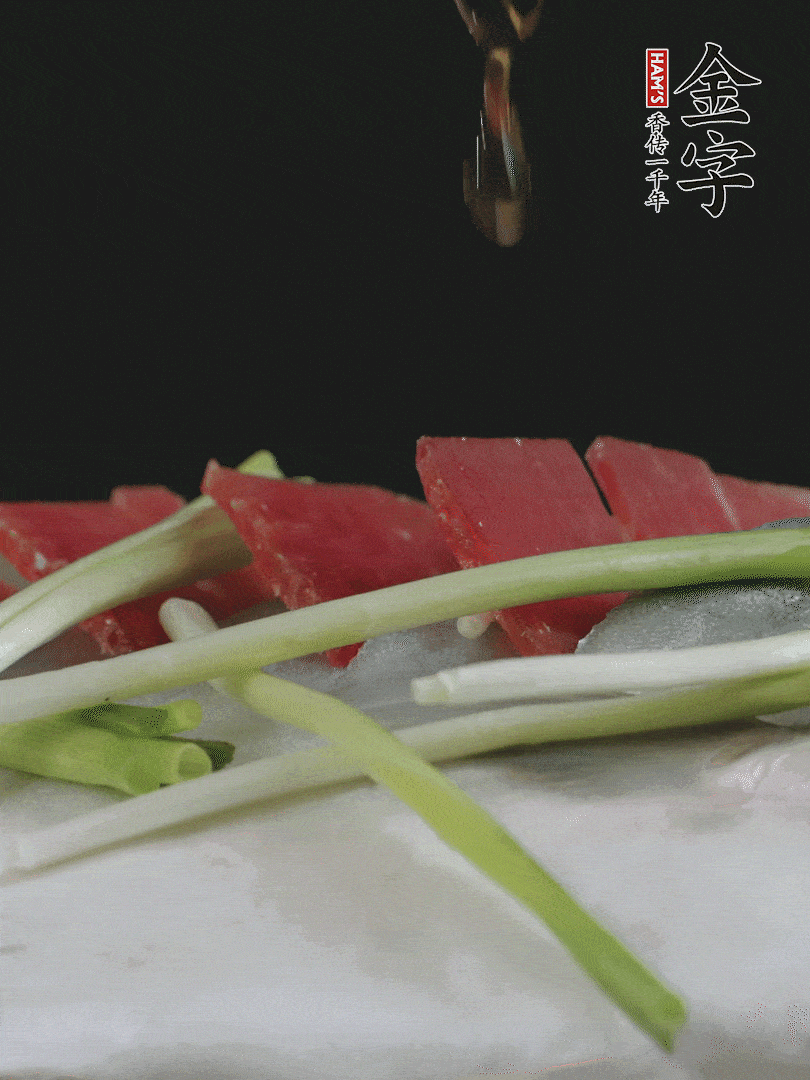 蔥白置于魚身，放適量豌豆，淋上花雕酒。