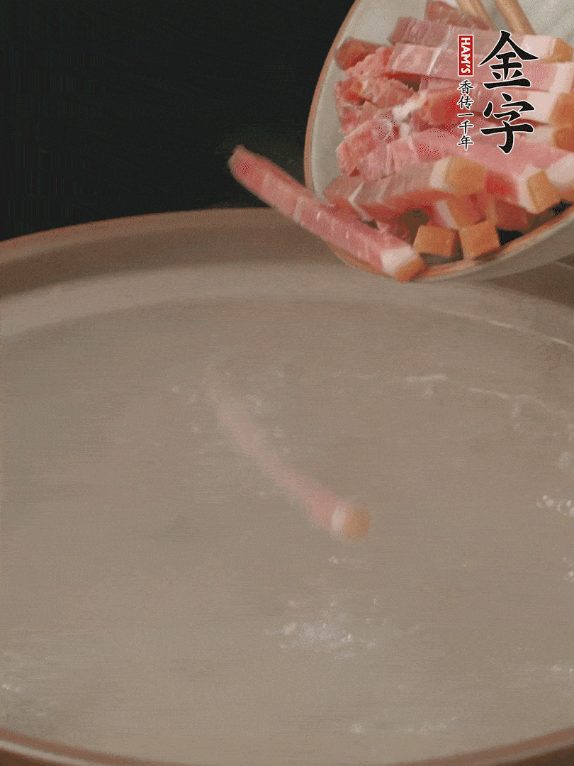 金字火腿切絲，熱水下鍋，放火腿燉煮15分鐘。