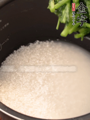 茼蒿、香腸放入浸泡好的大米，水沒過大米半指煮熟。