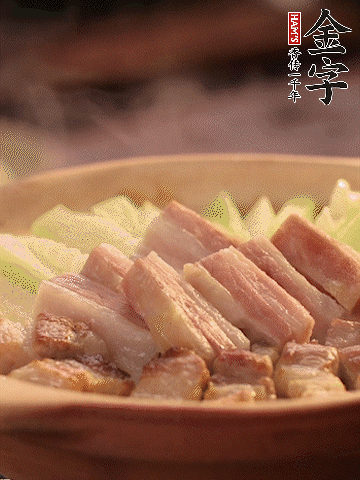金字淡咸肉切條，焯水備用。