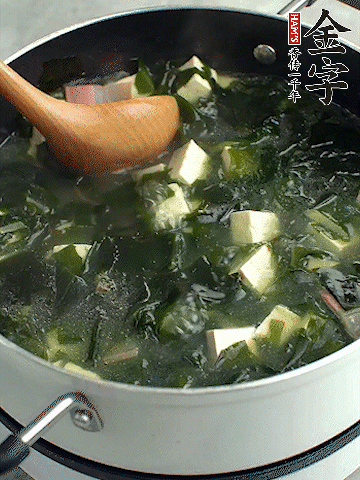 煮到沸騰后，再放入豆腐蓋蓋子煮3分鐘。