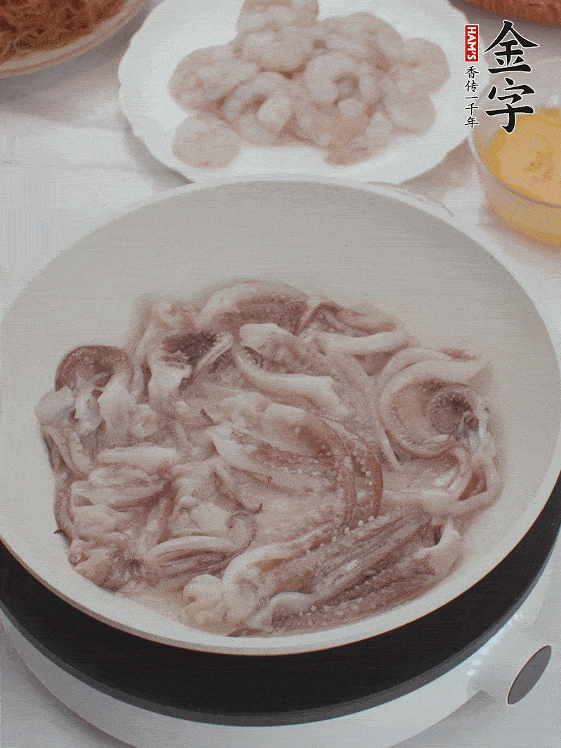 蝦仁、魷魚滑油，蛋液炒制半熟。
