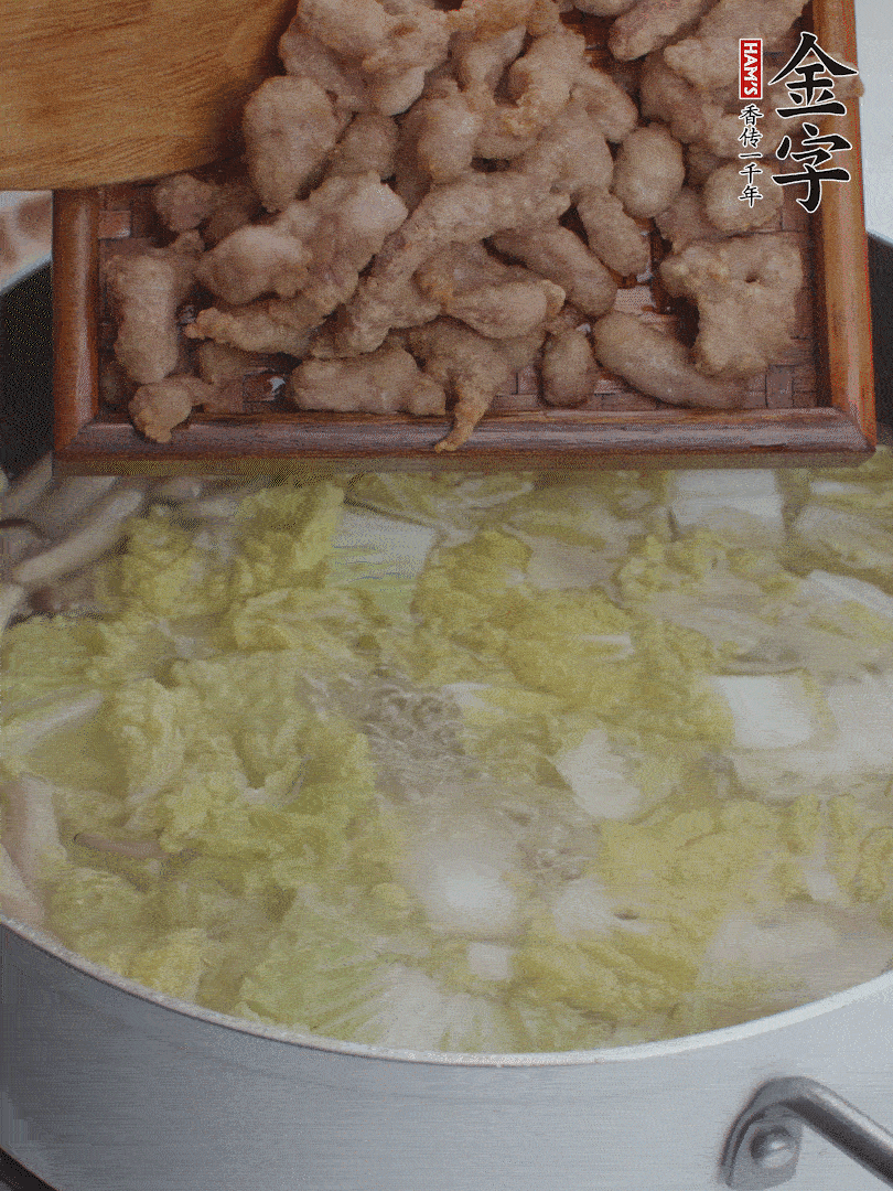水開后煮10分鐘，下娃娃菜、小酥肉煮3分鐘。