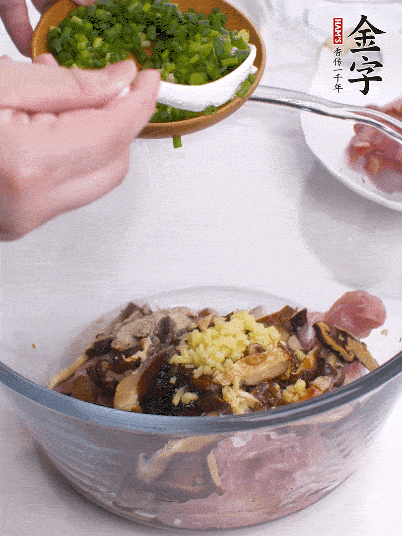 雞肉、香菇混合，加清水1/3杯、料酒1勺、蠔油1勺、鹽1勺、糖1/4勺、白胡椒1/4勺、食用油1勺、香油1/4勺、姜末、蔥花，攪拌均勻腌制2小時(shí)。