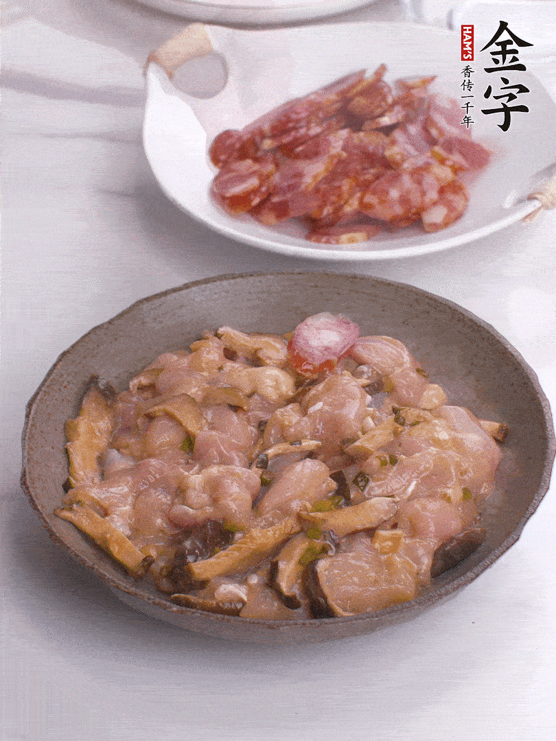 腌制后，雞肉中加淀粉1勺，頂部碼上香腸片。