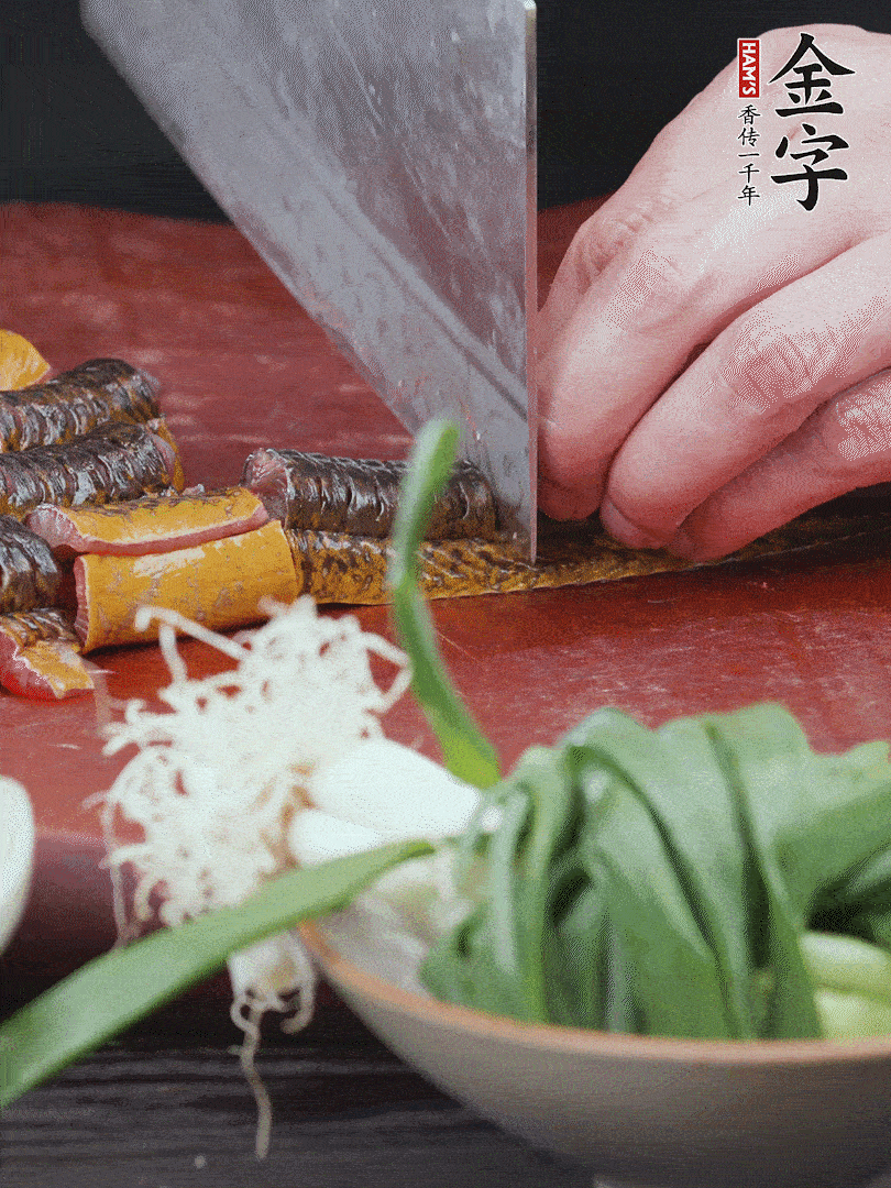 黃鱔去內(nèi)臟洗凈，切花刀斬段。沸水下鍋，加黃酒焯水去血沫。