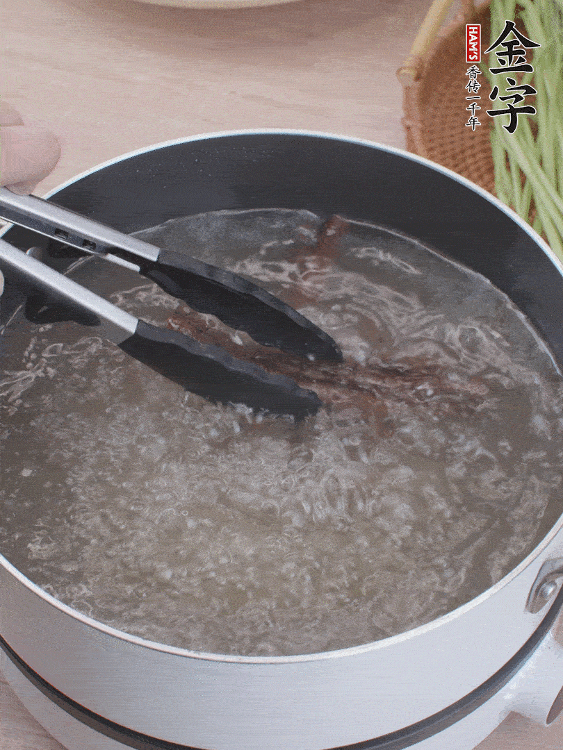 金字醬油肉下鍋煮10分鐘，切薄片。