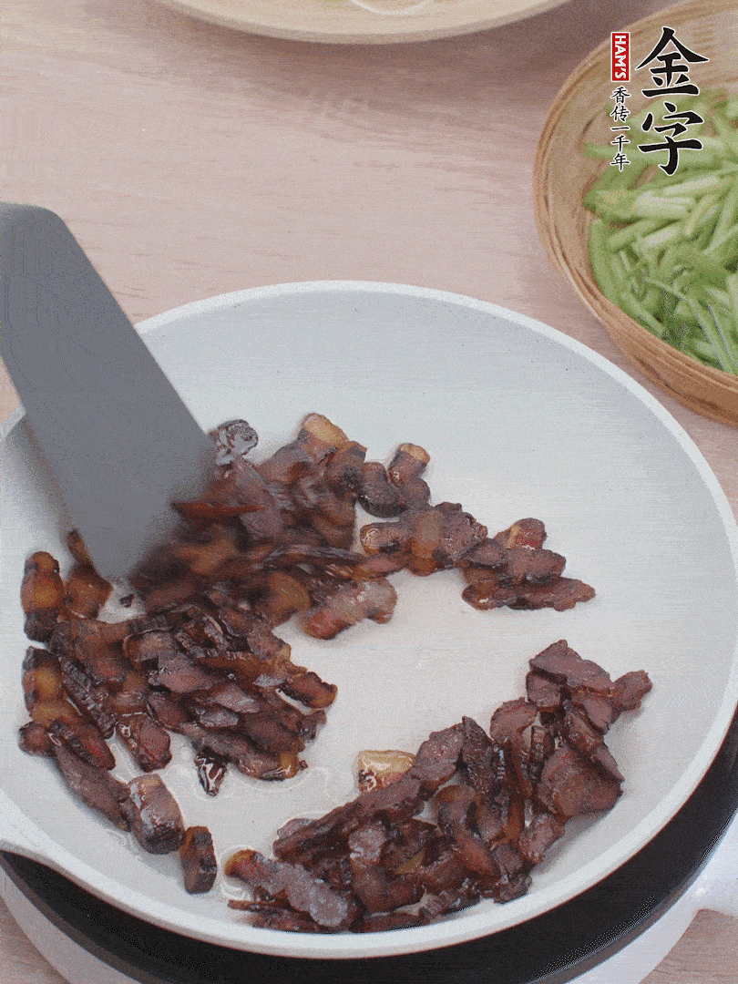 起鍋熱油，煸香醬油肉。