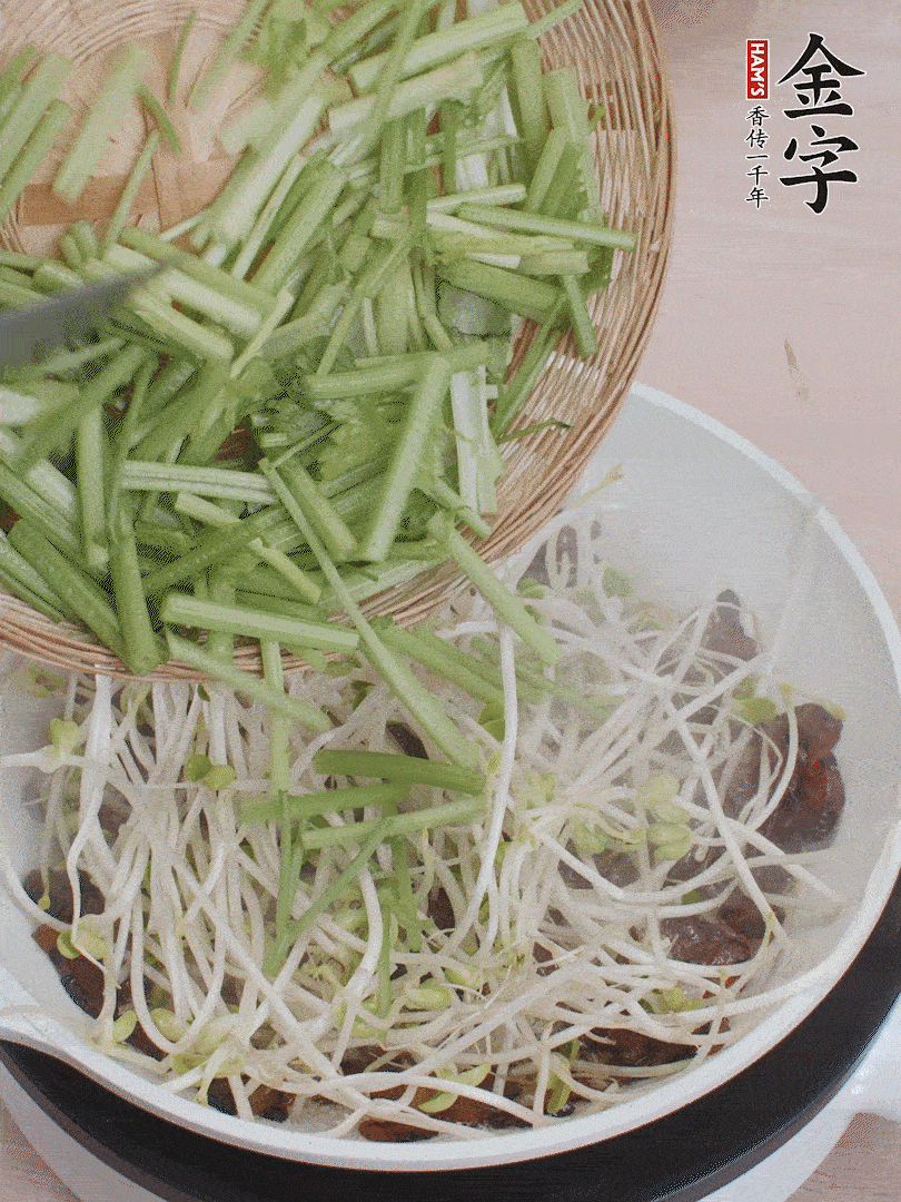 下豆芽、香芹翻炒均勻。