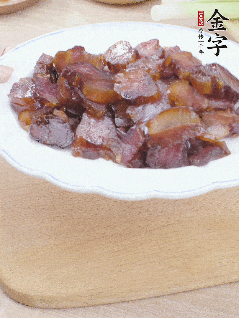 金字醬油肉水煮15分鐘，切薄片。