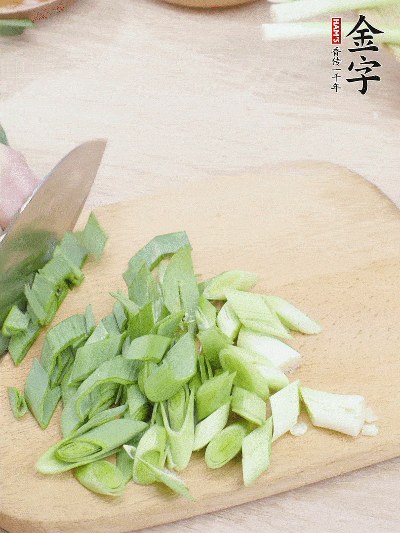青蒜切段。（蒜白可以拍一下，再斜著切）