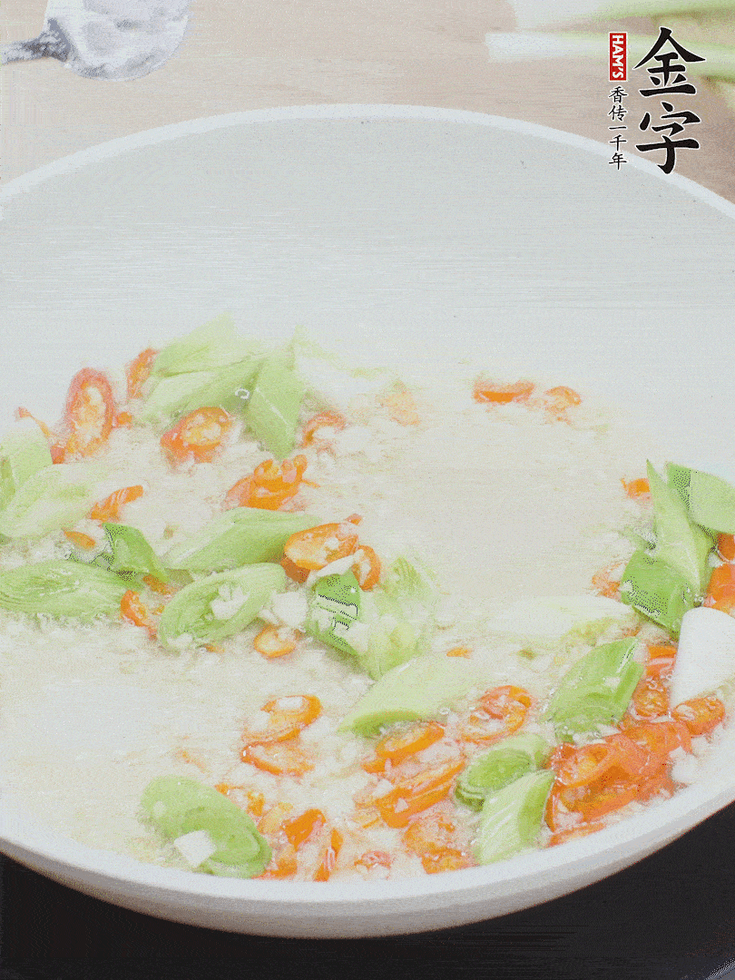 油5成熱時，下蒜末、辣椒、蒜白煸炒。