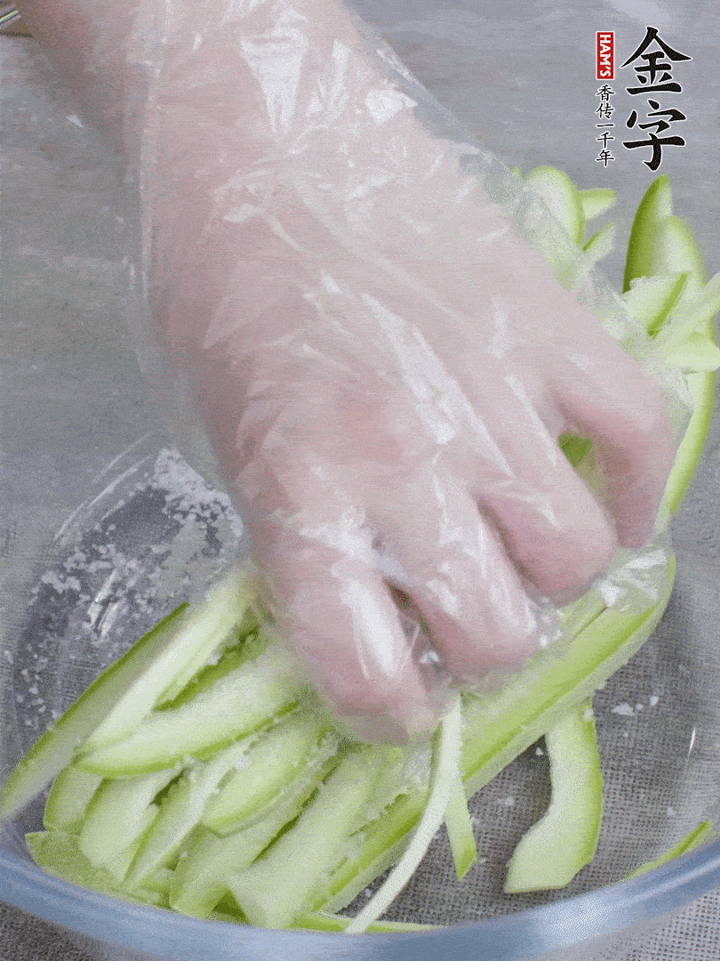 加鹽腌制15分鐘，清洗后擠干水份。