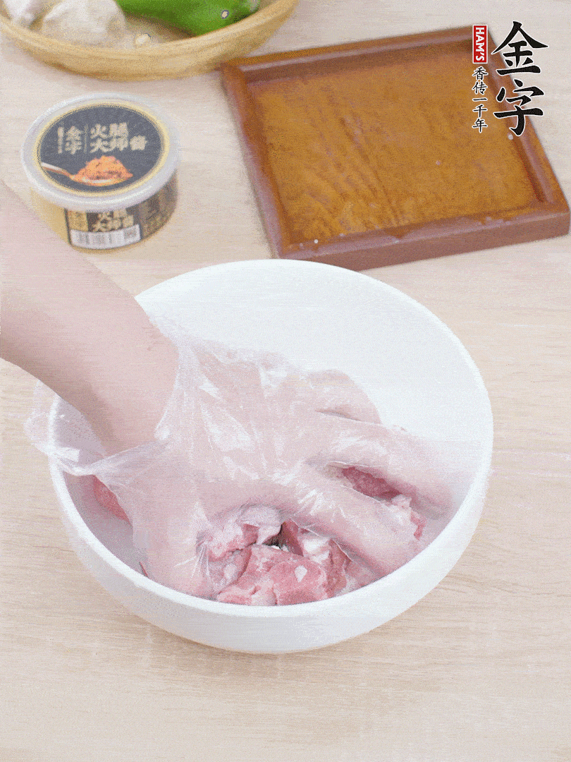 豬小排，加1勺料酒、1勺蠔油、1/3勺白胡椒粉、淀粉，抓拌均勻腌漬30分鐘。青椒去蒂去籽切塊。洋蔥去皮切塊。