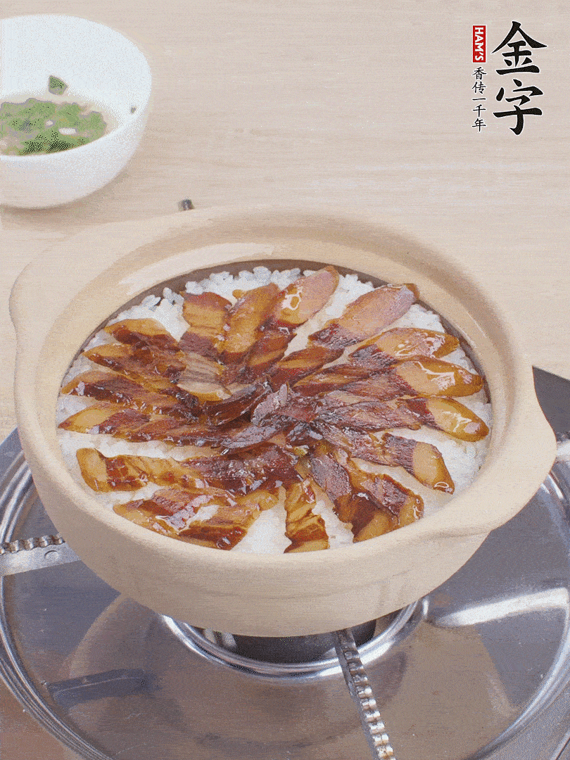 快收水時(shí)，鋪醬油肉，鍋邊淋點(diǎn)油，轉(zhuǎn)動(dòng)砂鍋，燜煮2分鐘。