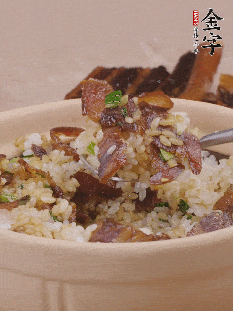 揭蓋后撒點(diǎn)蔥花裝飾，趁熱拌勻。