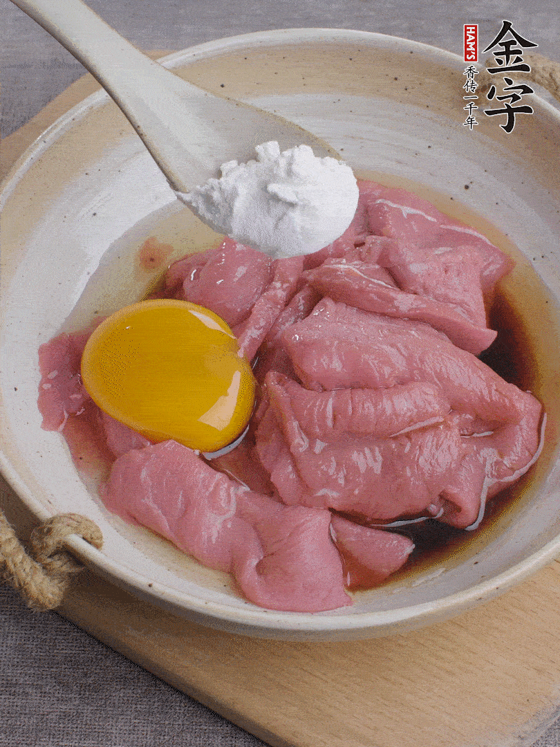 牛肉切片，雞蛋1個、水2勺、料酒1/2勺、生抽1/2勺、生粉1勺腌15分鐘。