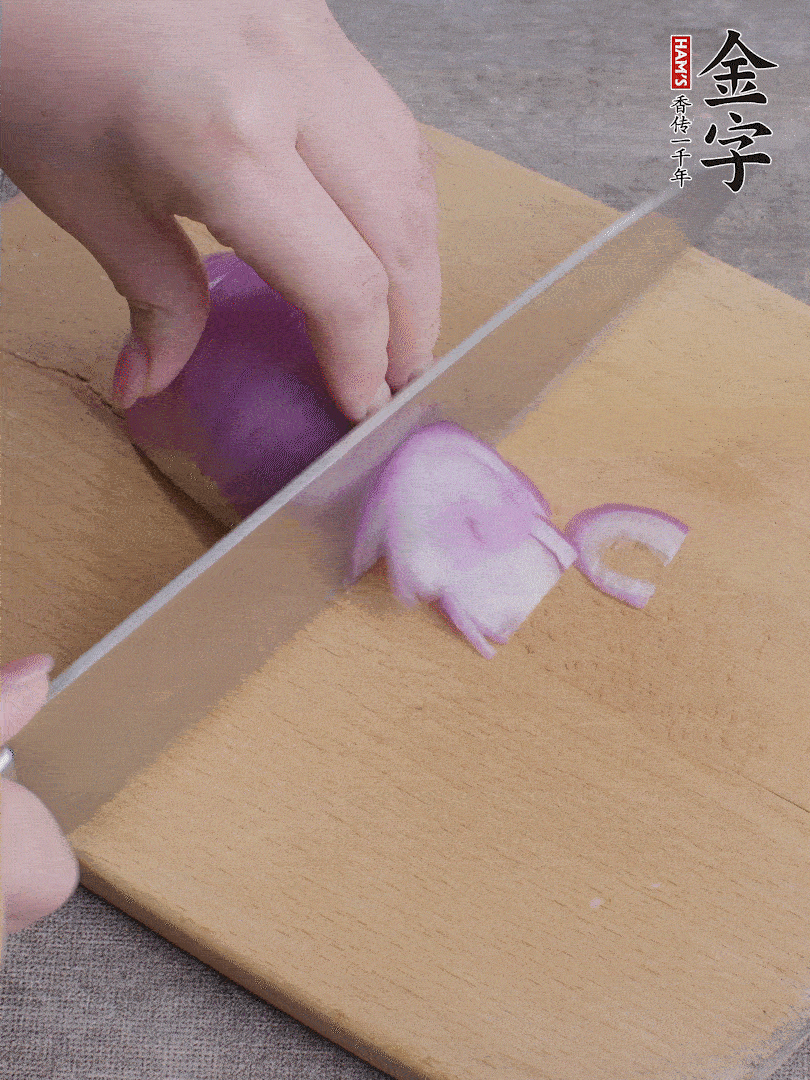洋蔥切絲、蔥切段。