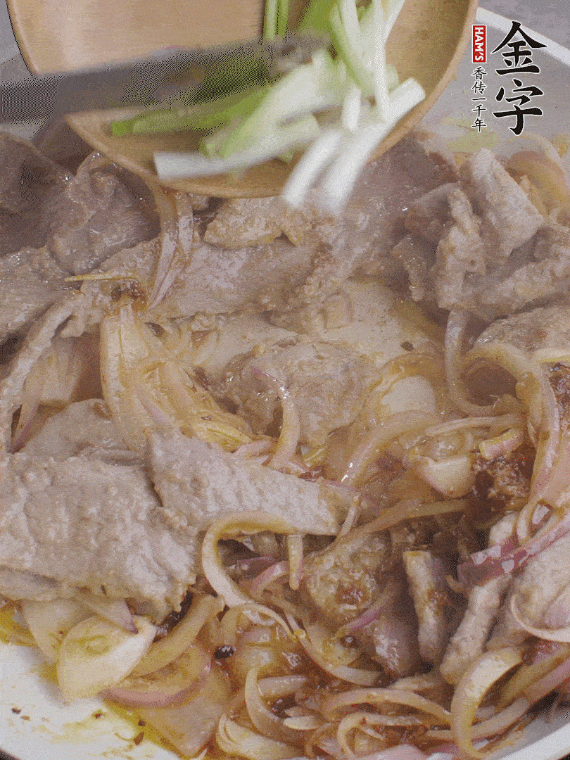 下牛肉、蔥段快炒。