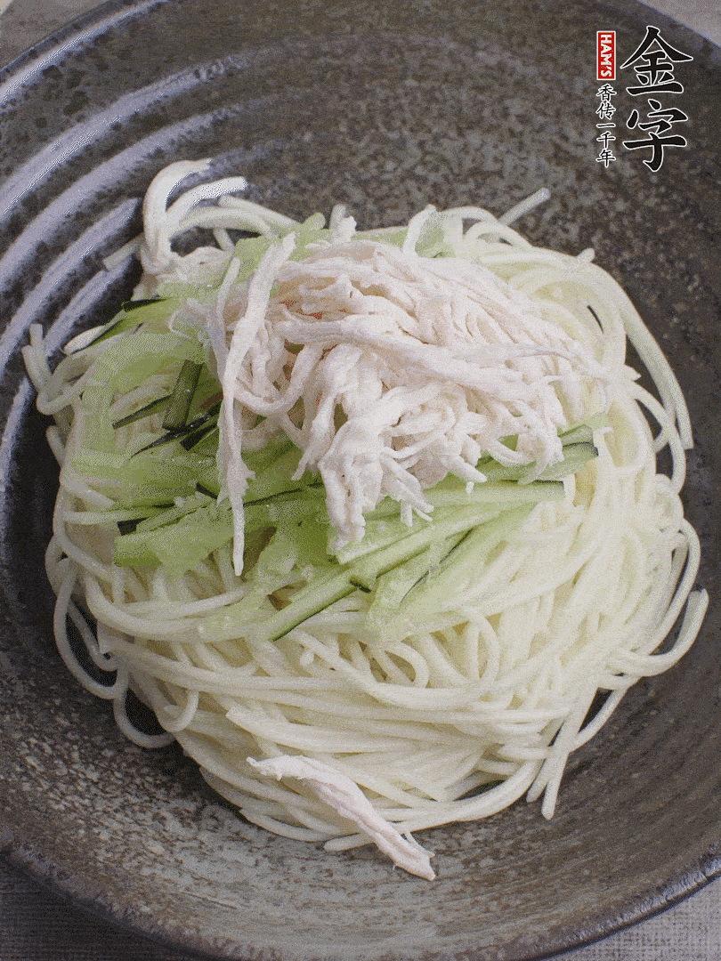 堿水面（熟）倒入大碗中，鋪上黃瓜絲、雞絲。