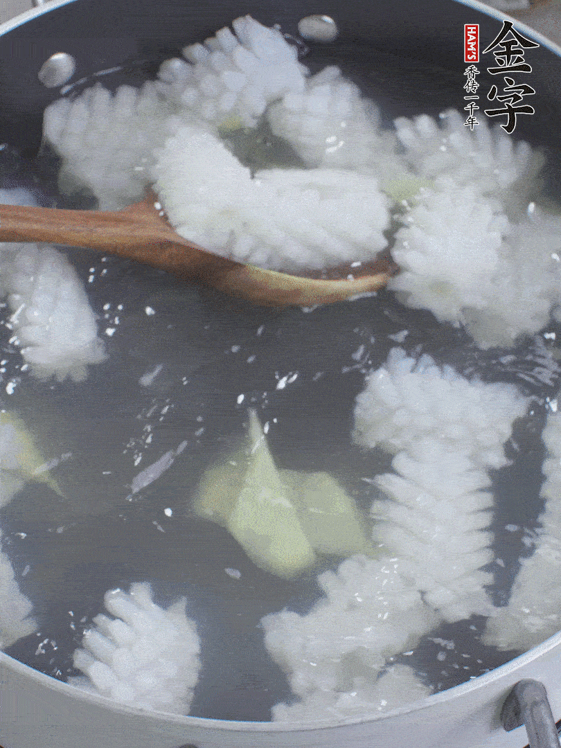 魷魚解凍后，加姜片、料酒汆燙30秒。