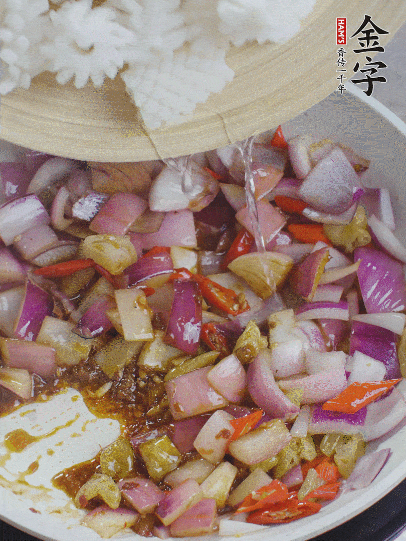 下魷魚花，2勺料酒炒勻。