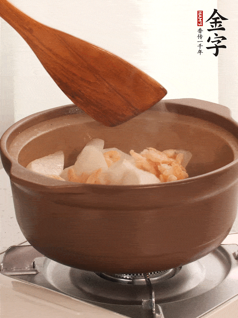 放白蘿卜、海米煸炒1-2分鐘，白蘿卜一定要先炒過再燉湯，香味更足。